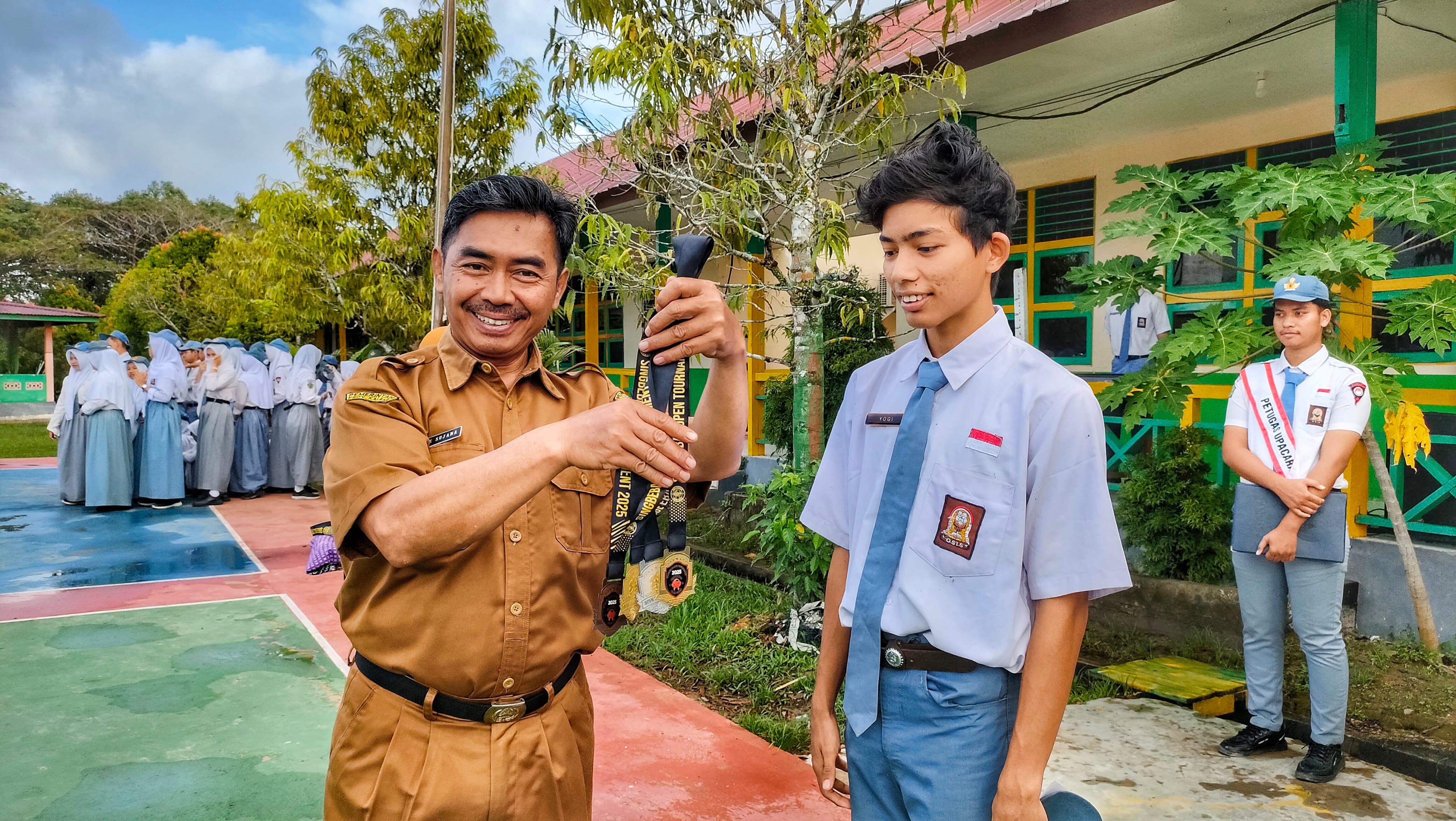 Siswa SMA Negeri 2 Sambas Meraih Juara Biak Sambas Siswa SMA Negeri 2 Sambas Meraih Juara Biak Sambas
